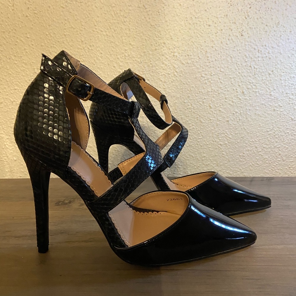 Journee Collection black leather t-strap shoes 7 - Picture 1 of 6